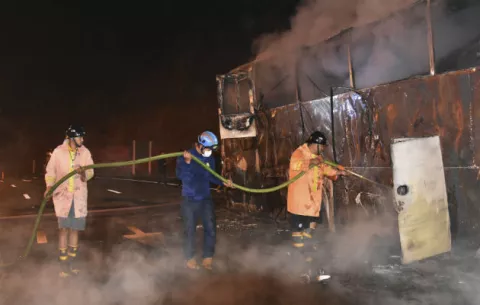 Unas 20 personas pierden la vida al incendiarse un autobús en Tailandia