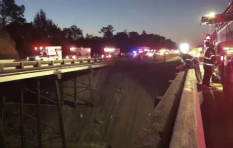 Un muerto y 18 heridos al caer autobús por barranco con estudiantes de Texas