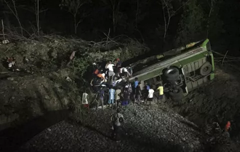 Accidente de un autocar por barranco en Filipinas deja 19 muertos