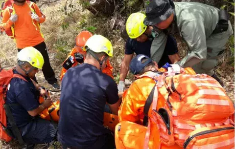 Bañista en estado delicado tras caer a precipicio en salto la Silampa