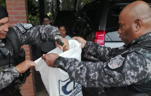 Linces sacan una boa de la casa de Alfredo Escudero