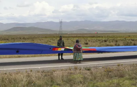 Bolivia ondea una gran bandera azul en demanda del mar