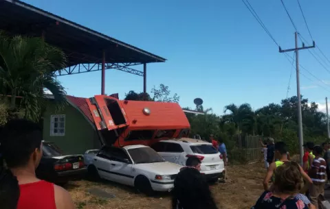 Propietaria de auto destruido por bombero borracho solicitó que pague