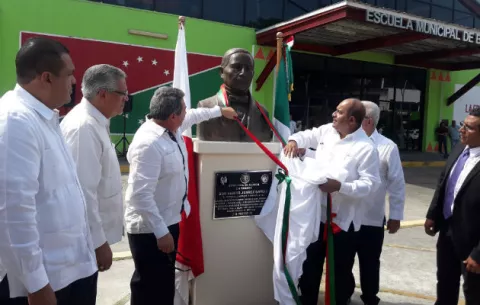 Honran a Benito Juárez con busto en plaza de Bellas Artes en David