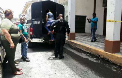 Casa por cárcel para madrastra que mató a su hijastro con un madero