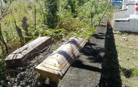 Ataúdes son dejados a un lado del cementerio de La Peña 