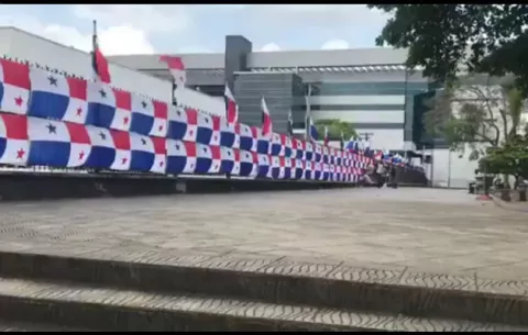 Califican como un acto de inmadurez haber forrado la  cerca de la Asamblea con banderas
