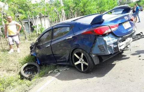 Dos heridos tras choque y vuelco en Boquerón 