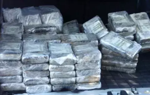 Decomisan 39 paquetes rectangulares de supuesta sustancia ilícita