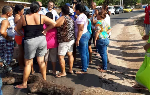 Residentes de Calle Antón protestan por falta de agua