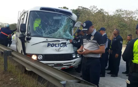 Diez policías heridos tras colisión de bus que venía de operativo en Colón