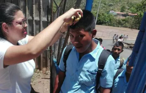 Maestros le cortan el cabello a estudiantes en la comarca
