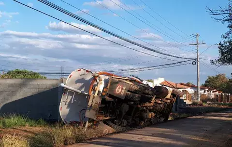 Conductor se lleva gran susto al volcarse camión en Santiago