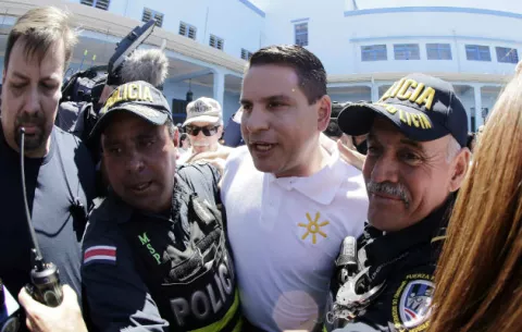 Vándalos atacan la casa de campaña del candidato evangélico de Costa Rica Fabricio Alvarado