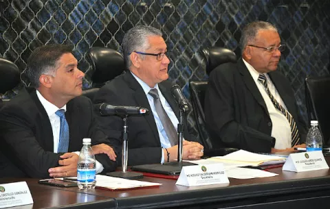 Diputados de oposición elegirán a los nuevos miembros de Credenciales