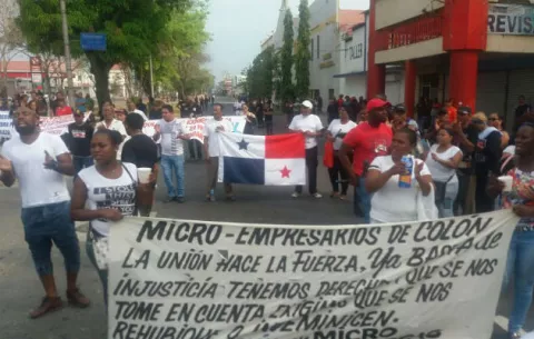 Moradores de Arco Iris se unen a la paralización en Colón con quemas de llantas