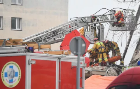 Cinco muertos tras colapso de edificio en Polonia
