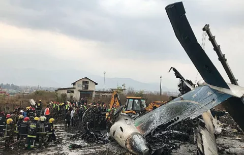 Tragedia: Mueren 40 personas al estrellarse avión en Katmandú
