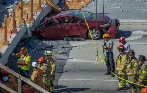 ¡Horror! Seis muertos y seis heridos por derrumbe de puente peatonal 
