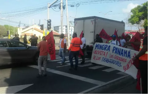Docentes, universitarios y Suntracs cierran vías en Colón 