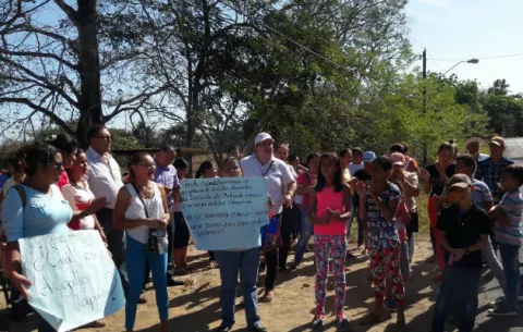 Cierran vía en escuela La Colorada por falta de docentes