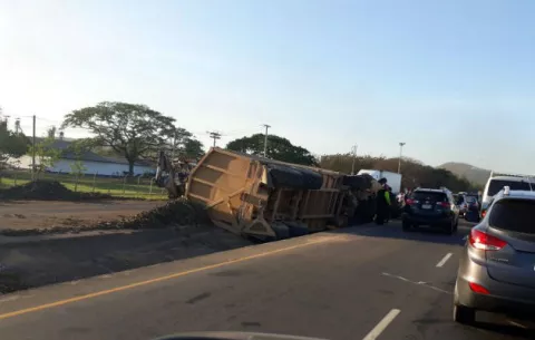 Camión que llevaba caña se volcó en Coclé
