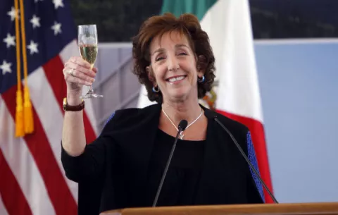 Embajadora de EEUU deja cargo en momento difícil de la relación con México