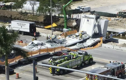 Se desploma puente peatonal en universidad de Florida