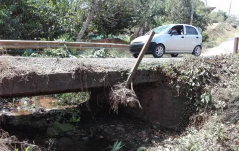 Utilizan puente que se está cayendo en El Coco de La Chorrera