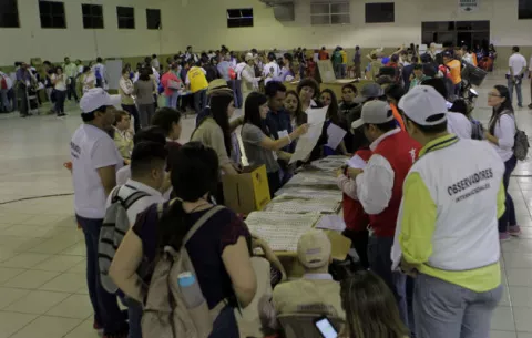 En las legislativas y municipales salvadoreñas el voto nulo reinó 