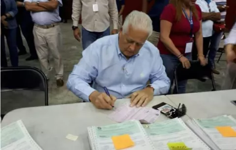Cibernáutas circulan fotos del "Toro' Pérez Balladares  retirando  su  Cepadem 