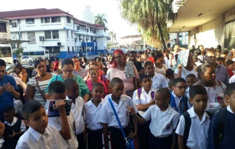 Estudiantes de escuela capitalina realizan acto cívico en la calle