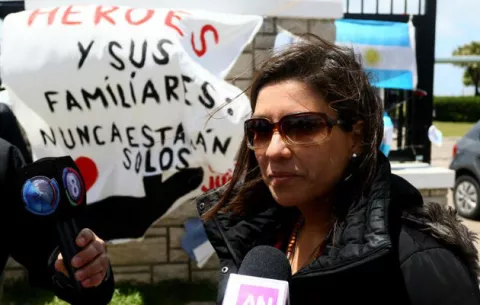 Familiares de submarinistas desaparecidos solicitan equipos para búsqueda