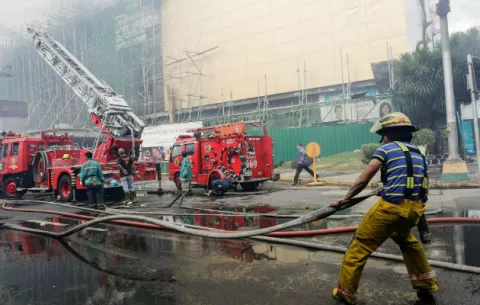 Tres muertos y 300 personas evacuadas al incendiarse un hotel en Manila