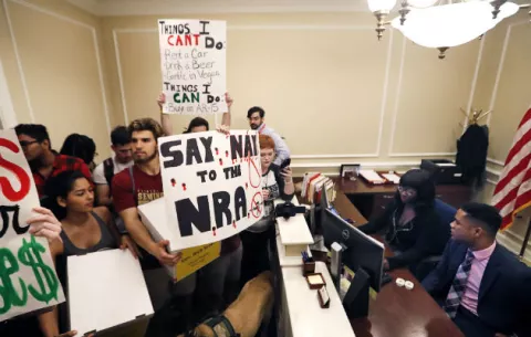 Aprueban ley contra armas en Florida y está a la espera de la firma del gobernador