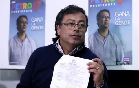 Revuelo en Colombia por el ataque al vehículo del candidato presidencial Gustavo  Petro 