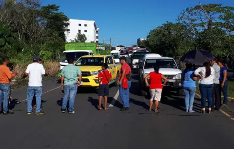 ¡Cansados! cierran la vía por falta de agua en Paso Canoas