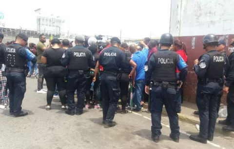 Agreden al director de la Policía Nacional, tras enfrentamientos en Colón 