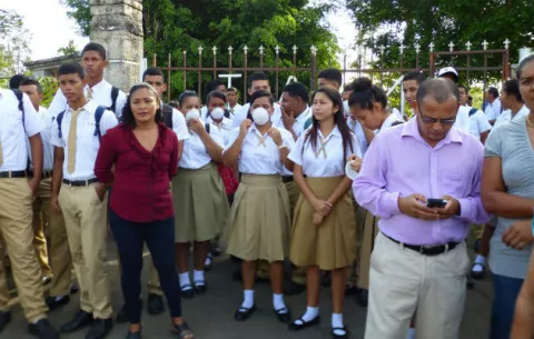 Alumnos del IAM paralizan clases y cierran con candado la entrada al plantel