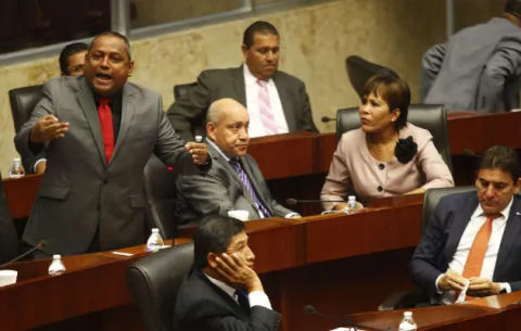 En sesión permanente, proyecto de imprescriptibilidad por corrupción 