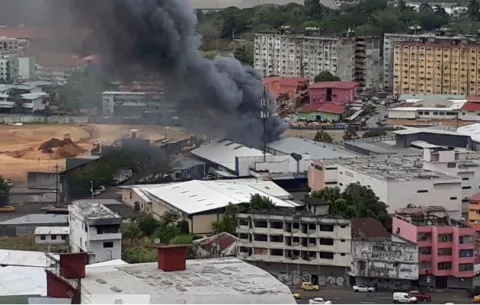 Se incendia un inmueble  en Curundú