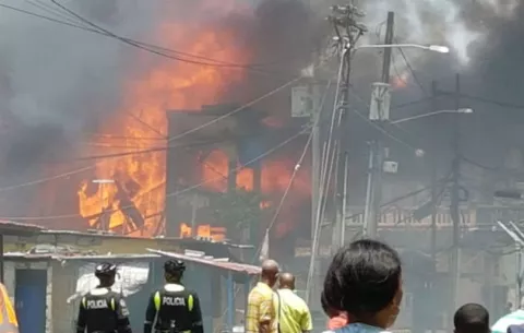 Se arma corredera por incendio en viejo caserón de Colón 