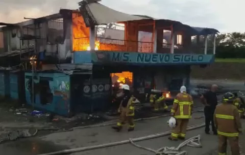 Incendio consume local comercial en Bocas del Toro