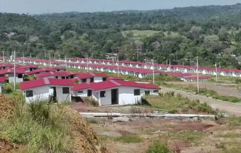 Afectados por inundaciones aún esperan por la entrega de sus casas 