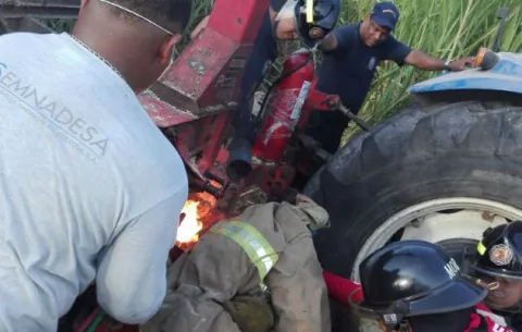 Tractor le tritura brazo a joven ngäbe en finca privada en Bugaba