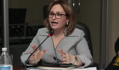 Procuradora Kenia Porcell toma partido en la lucha de poderes 