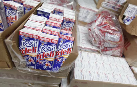 Leche nutricional con sabor a pescado preocupa a padres de familia