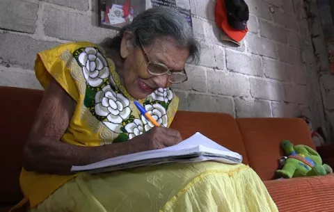 Lupita, una mexicana de 96 años que se graduó de la secundaria y va por el bachillerato