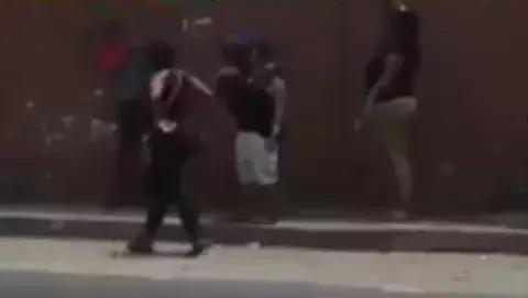 Madre le entra a palo a sus hijos por participar en los saqueos en Colón