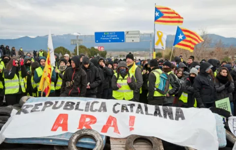 Manifestantes bloquean autopista en Barcelona por detención de Puigdemont